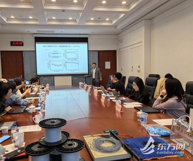 一件衣服就能为手机充电！《自然》发表复旦大学彭慧胜团队纤维锂离子电池研究成果(图1)