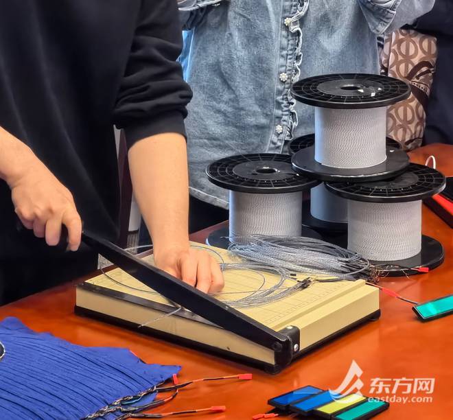 一件衣服就能为手机充电！《自然》发表复旦大学彭慧胜团队纤维锂离子电池研究成果(图4)