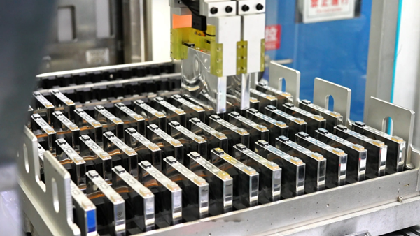 走进骆驼锂电新能源厂区：探寻一块锂电池的诞生(图1)