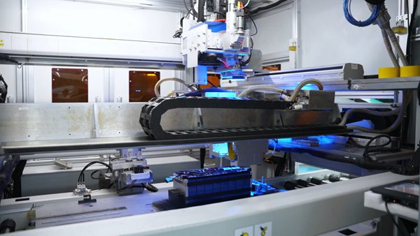 走进骆驼锂电新能源厂区：探寻一块锂电池的诞生(图2)